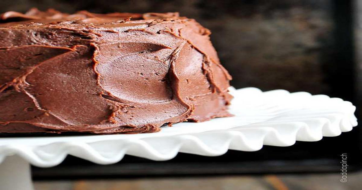 Um dos melhores bolos de chocolate com cobertura de chocolate