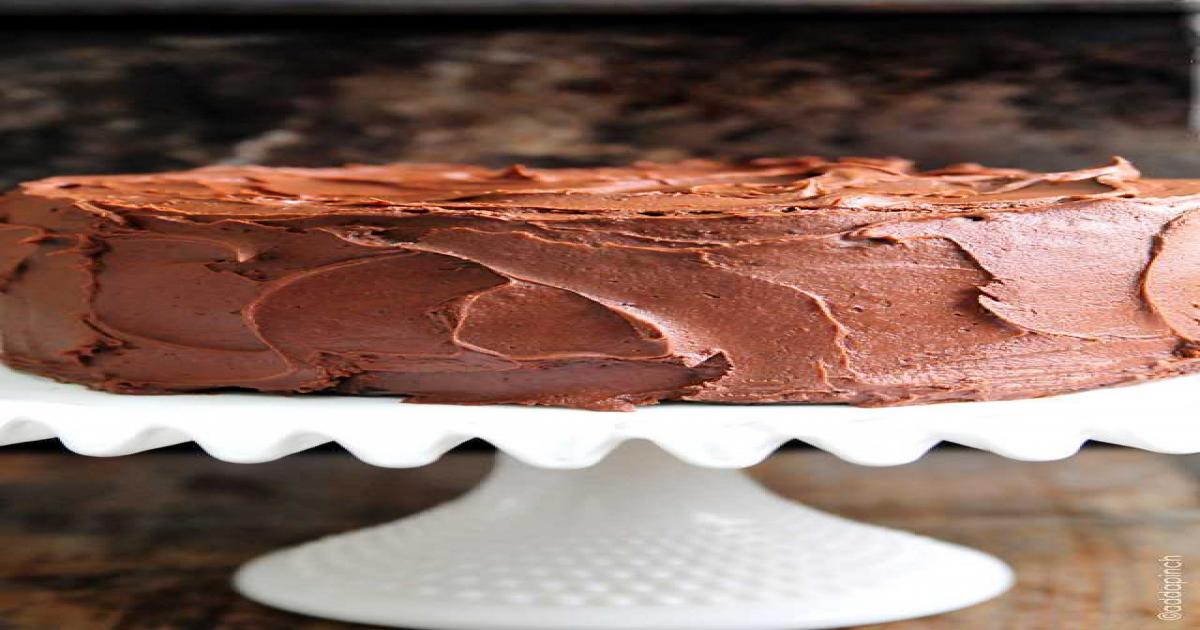 Um dos melhores bolos de chocolate com cobertura de chocolate